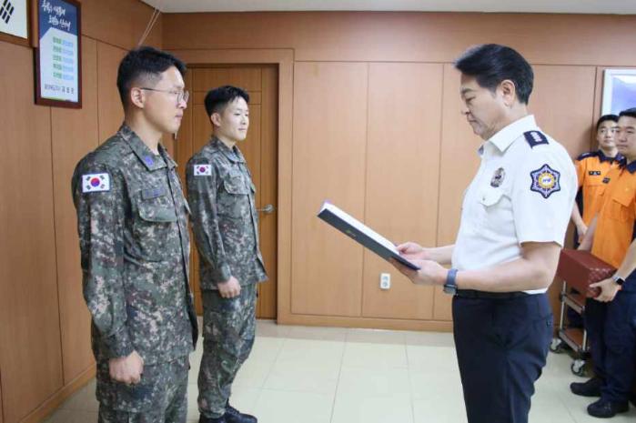 공군17전투비행단 소방구조중대 부대원들이 1일 청주동부소방서에서 표창을 받고 있다. 부대 제공