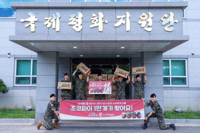 국방일보 창간 60주년 특별 공모전 ‘나의 군 생활 情 이야기’ 제2차 최우수상 수상자인 육군특수전사령부 국제평화지원단 최봉안(가운데) 상사가 지난달 31일 초코파이 1만 개를 선물 받고 부대 장병들과 함께 기쁨을 나누고 있다. 최 상사는 부대원의 생일 때마다 초코파이 한 상자와 손편지를 선물 중인 김대성(대령) 국제평화지원단장에게 감사를 전하는 사연으로 수상의 영예를 안았다. 최 상사의 사연은 실제 초코파이 포장지에 반영돼 시판 중이다. 최 상사는 “따뜻한 정으로 뭉친 국제평화지원단은 언제나 국가와 국민을 위해 맡은 바 임무에 최선을 다하겠다”는 소감을 밝혔다. 부대 제공