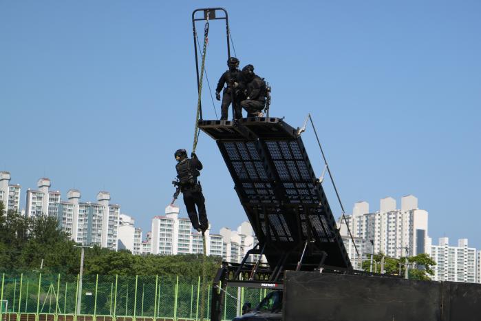 육군53보병사단 군사경찰대 장병들이 지난 1일 부대에서 열린 국가지정 대테러 특수임무대 신규 도입 장비 운용 시범식에서 항공기 작전차량을 활용하는 시범을 보이고 있다. 사진 제공=김정호 군무주무관