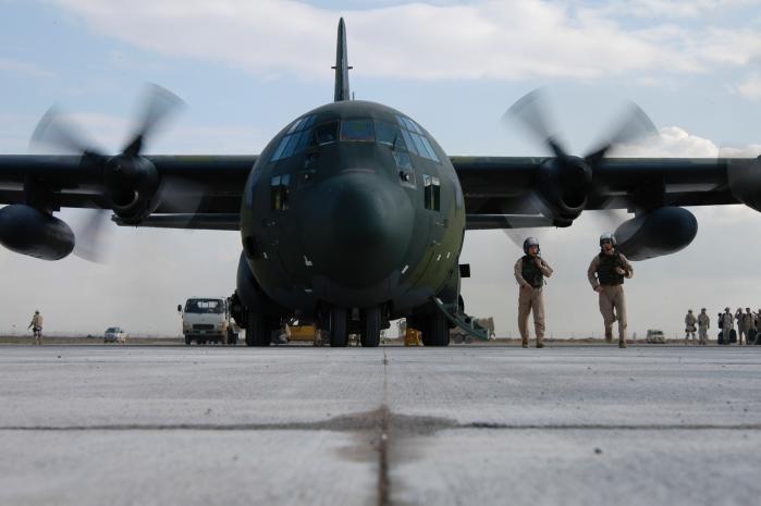 다이만부대 C-130 수송기가 임무 수행에 나서고 있다.