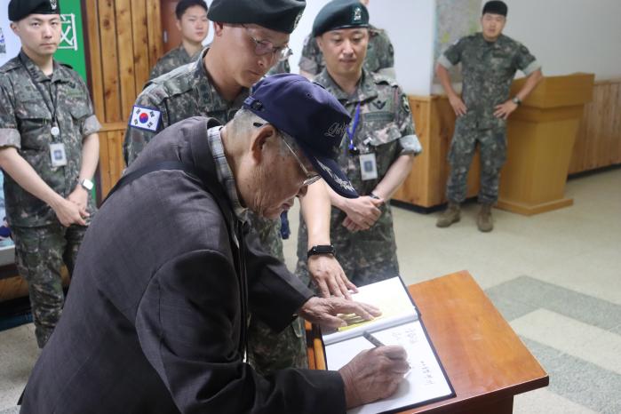 부대 방명록을 작성 중인 명경섭 옹.