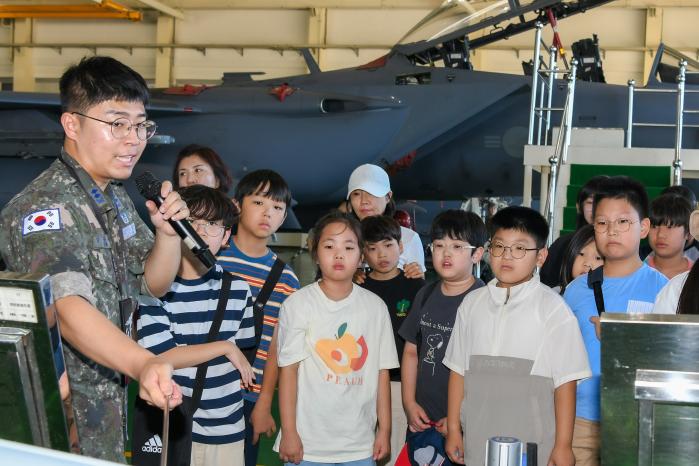 공군11전투비행단에 방문한 청소년들이 F-15K 전투기 무장에 대한 설명을 듣고 있다. 사진 제공=박하준 상병