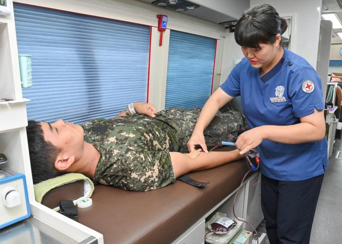 ‘24-3차 사랑의 헌혈운동’에 참여한 공군18전투비행단 장병이 헌혈을 하고 있다. 사진 제공=권민제 소위