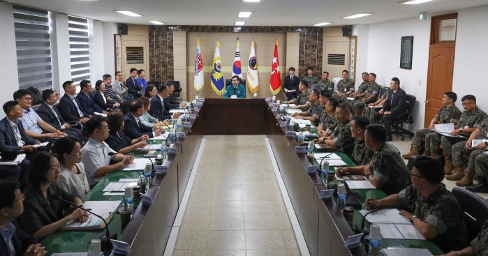 김선호(가운데) 국방부 차관이 지난 2일 육군부사관학교에서 열린 ‘부사관 지원율 제고와 복무여건 개선’ 현장토의에서 모두발언을 하고 있다. 양동욱 기자