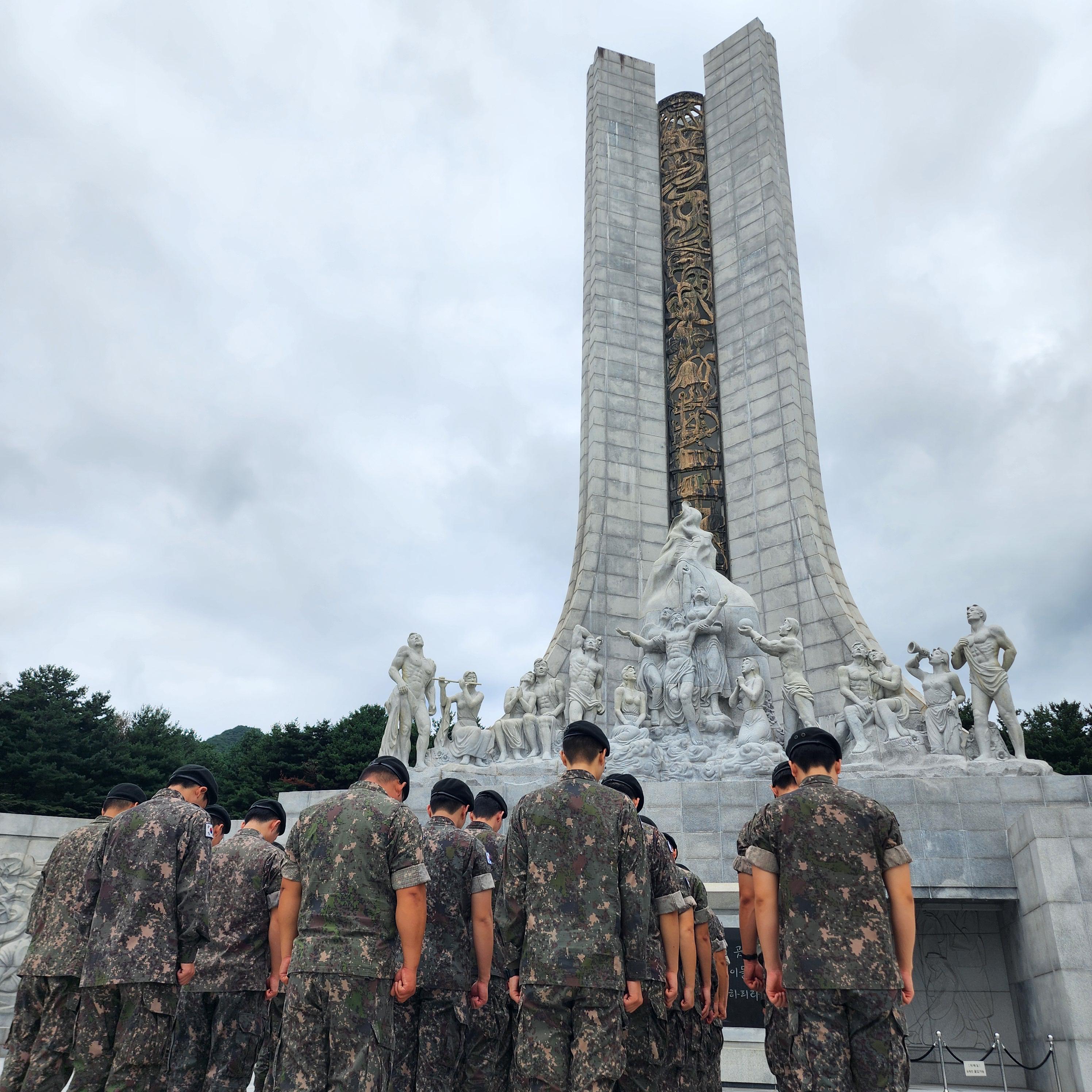 육군32보병사단 승리여단 장병들이 지난 1일 국립대전현충원에 방문해 서해 수호 55용사 묘역에서 묵념하고 있다. 부대 제공