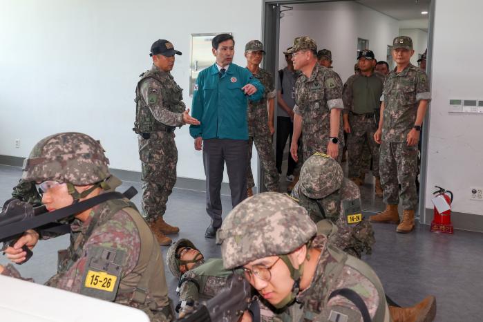 김선호(뒷줄 가운데) 국방부 차관이 2일 육군부사관학교에서 하계군사훈련을 받고 있는 초급과정 부사관 교육생들을 살펴본 뒤 관계자와 대화하고 있다.