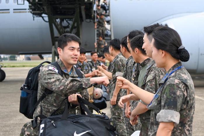 지난 4일 KC-330을 타고 대구기지에 온 본대 장병들이 환영 인사를 받고 있다.