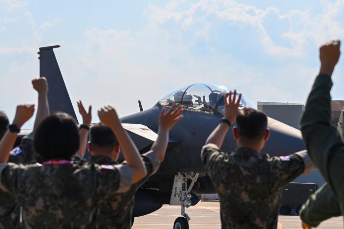 F-15K가 지난 3일 도착하자 열렬히 환호하는 대구기지 장병들.