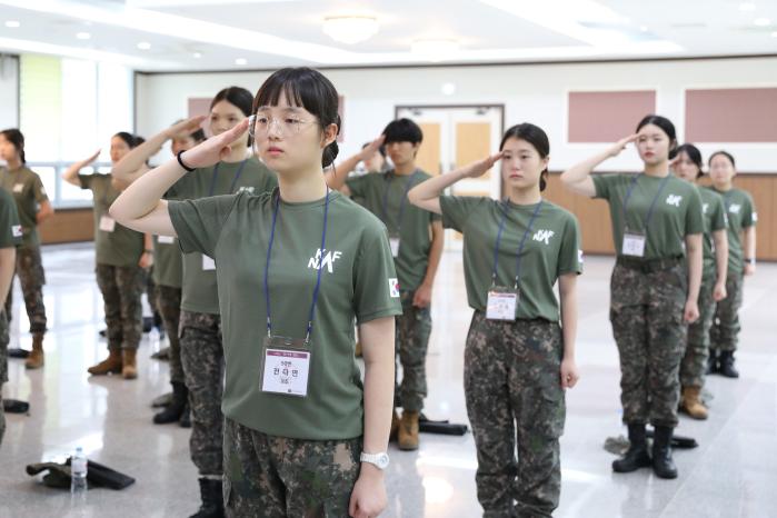 국군간호사관학교 2024년 한국 나이팅게일의 후예 프로그램에 참여한 고등학생들이 제식훈련을 하고 있다. 부대 제공