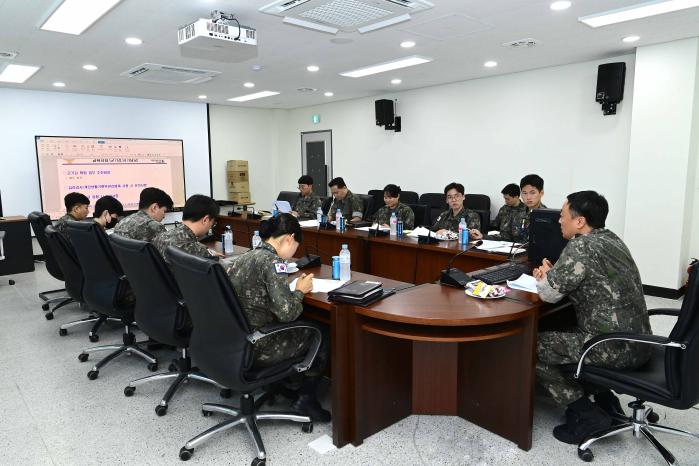 공군39비행단 예하 부대 인사행정 분야 실무자들이 6일 역량 강화 워크숍에 참여해 교육을 듣고 있다. 사진 제공=강흥석 일병