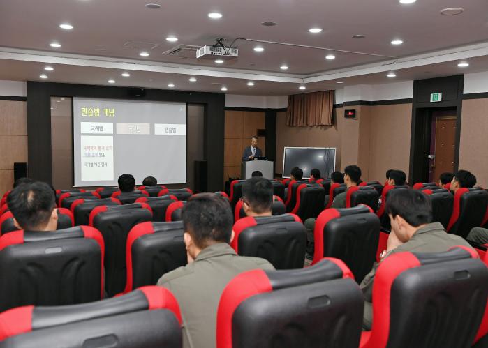 공군항공안전단 관계자가 공군 해외작전 임무 조종사들을 대상으로 주권면제 권리행사 교육을 하고 있다. 부대 제공