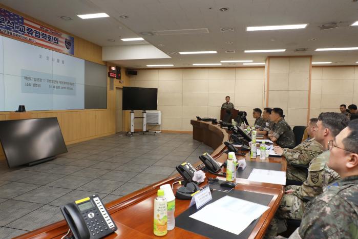 6일 육군2작전사령부 지휘통제실에서 열린 한미 작전 분석 교류협력회의에서 참석자들이 연합·합동 후방지역의 분석 결과에 대해 논의하고 있다. 부대 제공