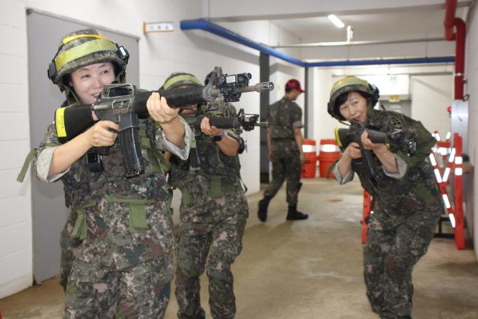 육군52보병사단 횃불여단이 7일 개최한 예비군훈련 체험행사에서 지역 여성예비군 소대원들이 시가지전투훈련을 하고 있다. 사진 제공=이희재 군무주무관