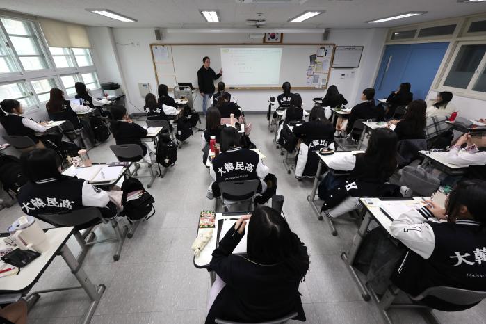 군인자녀 학교의 성공사례로 평가받는 한민고를 모델로 한 ‘제2 한민고’가 탄생할 수 있다는 기대감이 커지고 있다. 사진은 한민고 학생들이 수업받는 모습.