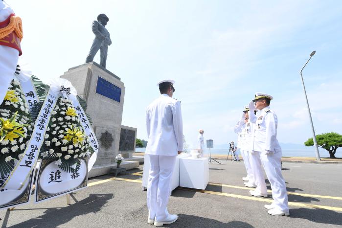 8일 해군사관학교장 등 해군 주요 지휘관들이 고 이인호 소령의 넋을 기리며 동상에 경례하고 있다. 부대 제공