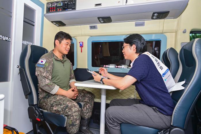 공군20전투비행단 장병이 8일 찾아가는 마음안심버스에서 정신건강 전문가로부터 심리상담을 받고 있다. 사진 제공=최지석 하사