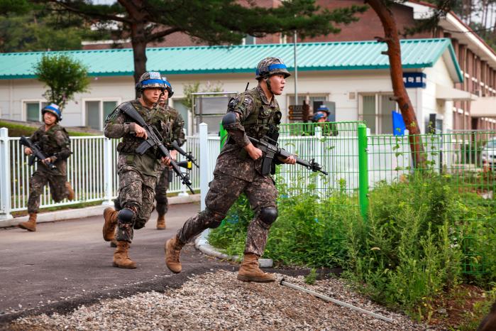 시가지전투교장으로 뛰어가는 장병들.