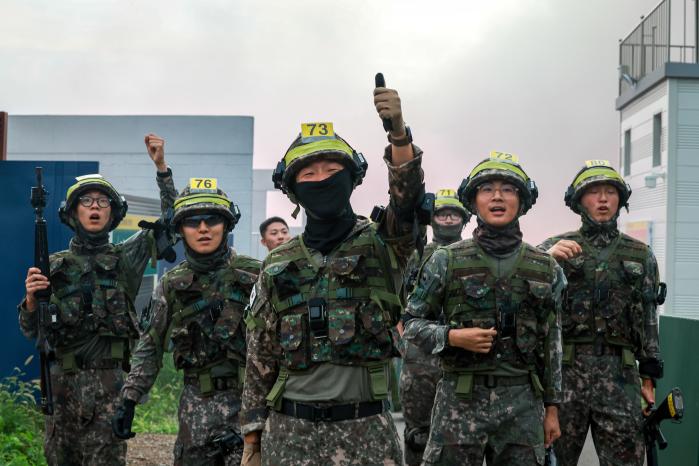 교전에서 승리한 황팀 장병들이 손을 흔들며 환호하고 있다.