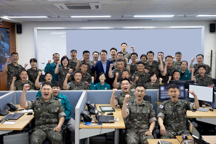 윤석열 대통령이 지난 9일 계룡대 전투통제실을 찾아 확고한 군사대비태세를 주문하고 장병들을 격려한 뒤 함께 파이팅을 외치고 있다. 대통령실 제공