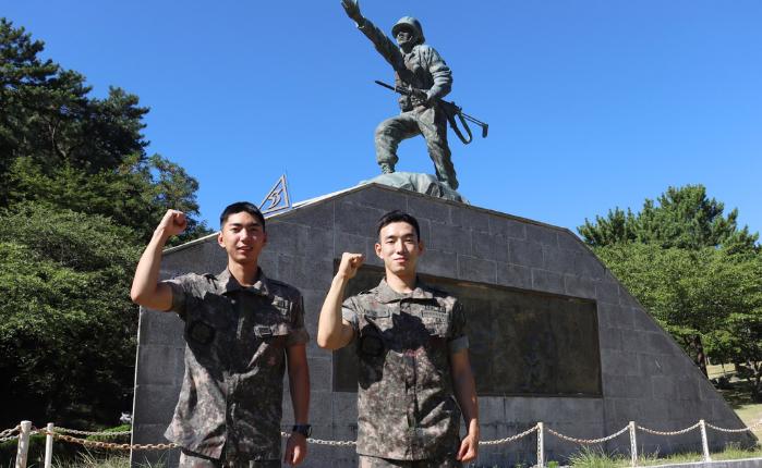 육군53보병사단 기동대대 김희망(오른쪽) 병장과 권준성 상병.