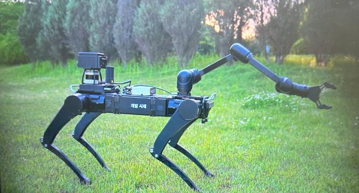 신속시범사업으로 진행된 '대테러작전용 다족보행로봇'.  방사청 제공
