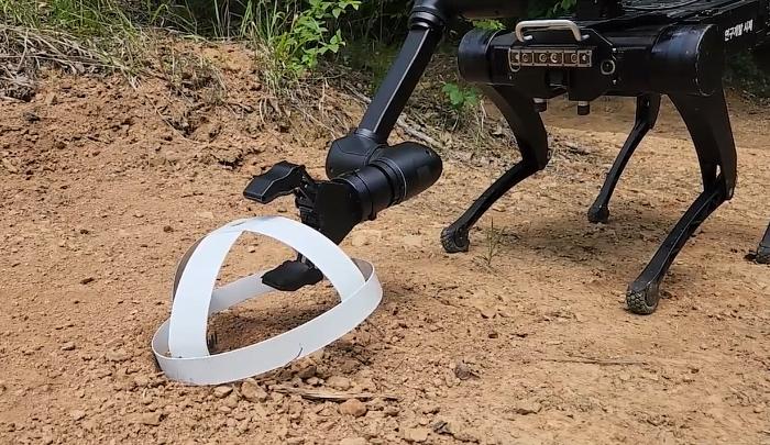 다족보행로봇의 지뢰 탐지 및 지뢰 지역 표시 모습. 방사청 제공