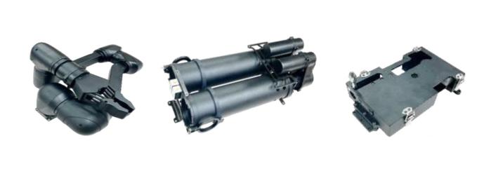 다족보행로봇의 탈부착 장비. 왼쪽부터 로봇팔, 비살상무기 발사장치, 원격사격 권총. 방사청 제공