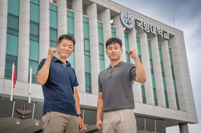 이우희(왼쪽) 국방대아파트 주거지원센터장과 국방대학교 석사과정 재학생 김상우 육군대위.