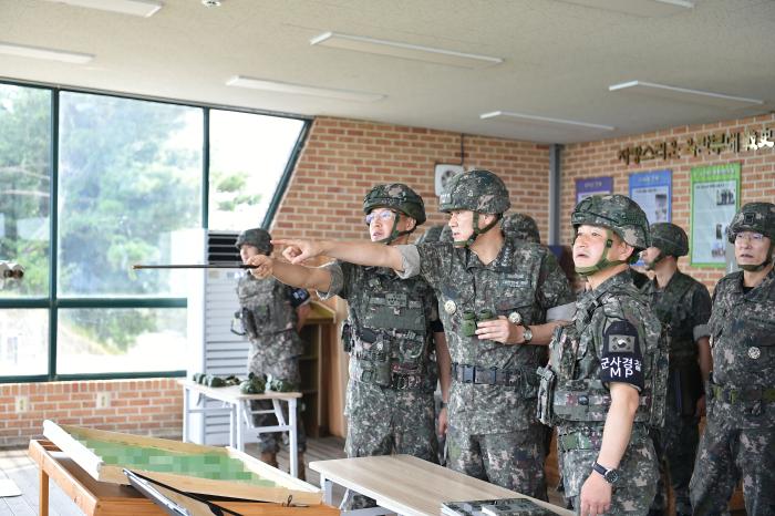 김명수(맨 앞줄 가운데) 합동참모의장이 12일 육군1보병사단 GOP대대에서 적 활동과 예상되는 도발 양상을 보고받으며 경계작전 제 요소를 점검하고 있다. 합참 제공