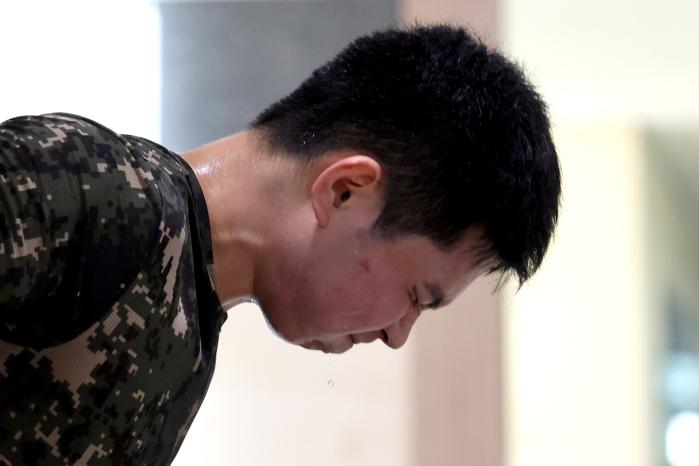체력단련 중 굵은 땀방울을 흘리는 후보생.