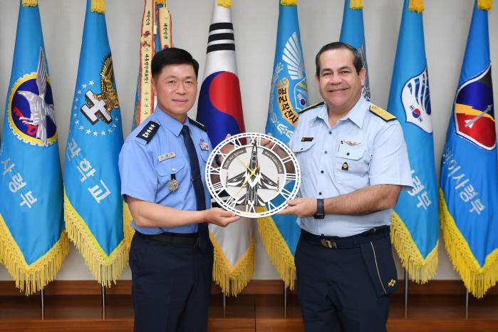 이영수(왼쪽) 공군참모총장이 13일 충남 계룡대 공군본부에서 카를로스 차베스 카테리아노 페루 공군사령관과 환담 후 기념품으로 T-50B 시계를 전달하고 있다. 공군 제공