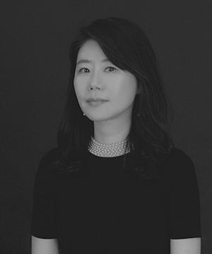 필자 심지언은 (재)예술경영지원센터 시각사업본부장, 서울국제뉴미디어페스티벌 전시팀장 등을 역임했다. 현재 시각예술 전문 매체 월간미술 편집장으로 근무하고 있다.