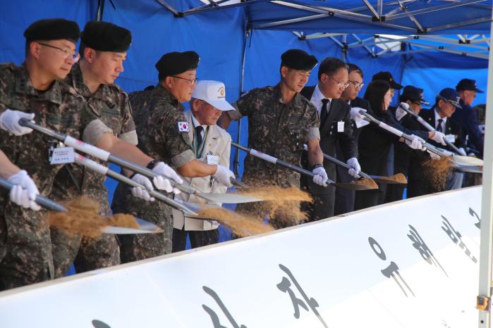 14일 경기도 포천시 고모호수공원에서 열린 육군8기동사단의 6·25전쟁 전사자 유해발굴 개토식에서 참석자들이 시삽하고 있다. 부대 제공