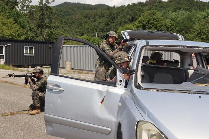 육군53보병사단 부산여단이 개최한 조우전 최강자 선발 경연대회에 참가한 장병들이 쌍방 교전을 벌이고 있다. 부대 제공