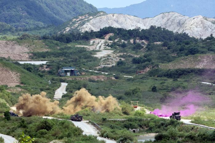 육군1기갑여단 진격대대 K200A1 장갑차와 미 1기갑사단 선더볼트대대 브래들리 장갑차가 연막을 활용해 적진으로 기동하고 있다.