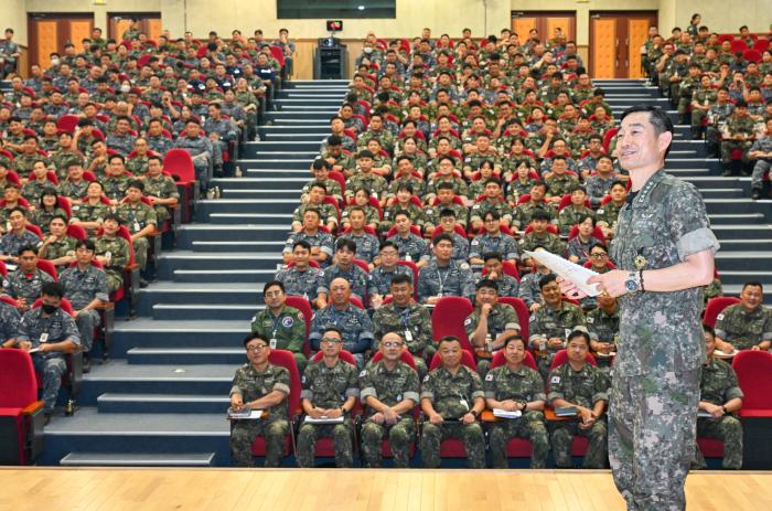 양용모 해군참모총장이 14일 해군교육사령부 종합교육관에서 열린 ‘함께 해(海) 토론회’에서 해군 정책추진 및 조직문화 혁신 방향을 설명하고 있다. 해군 제공