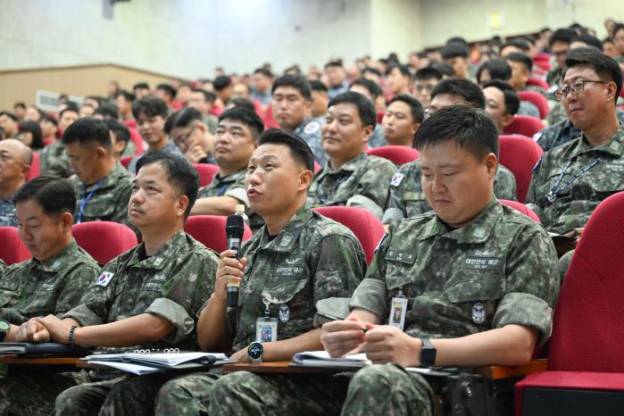 잠수함사령부 이국한(앞줄 가운데) 주임원사가 의견을 말하고 있다.