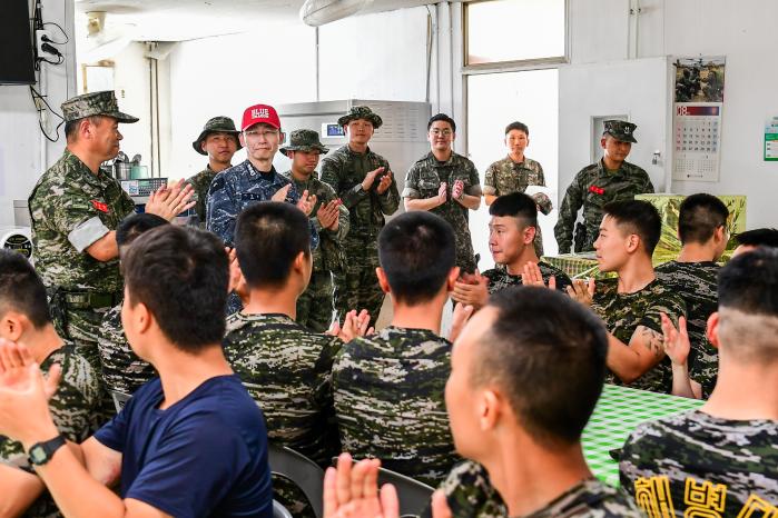 이국종(뒷줄 왼쪽 둘째) 국군대전병원장과 정종범(뒷줄 맨 왼쪽) 해병대2사단장이 14일 서해 최북단 말도를 찾아 장병들을 격려하고 있다. 부대 제공