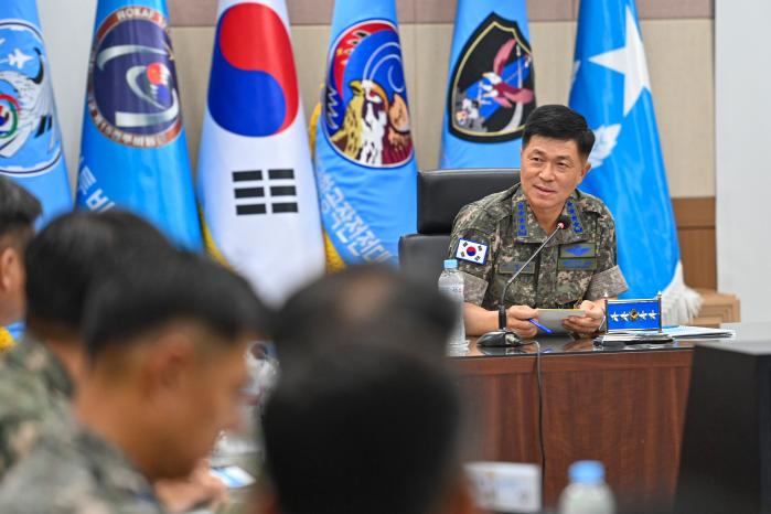 이영수 공군참모총장이 을지 자유의 방패 연습을 앞둔 14일 공군 중원기지를 방문해 군사대비태세와 감시정찰태세를 점검한 뒤 빈틈없는 임무 완수를 당부하고 있다. 공군 제공