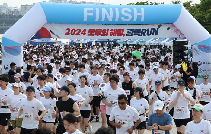 2024 모두의 해방, 광복RUN 국가보훈부가 15일 오전 서울 영등포구 여의도한강공원에서 연 ‘2024 모두의 해방, 광복RUN’ 달리기 행사에서 시민들이 힘차게 출발하고 있다. 연합뉴스