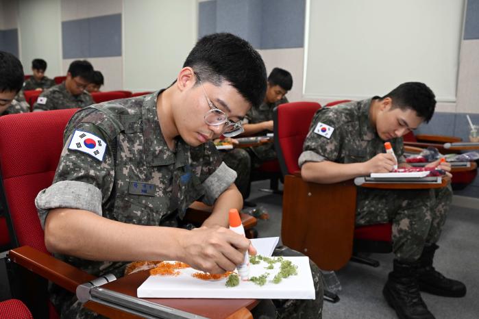 공군3미사일방어여단 장병들이 원예치료 프로그램에 참여하고 있다. 사진 제공=양순호 상사