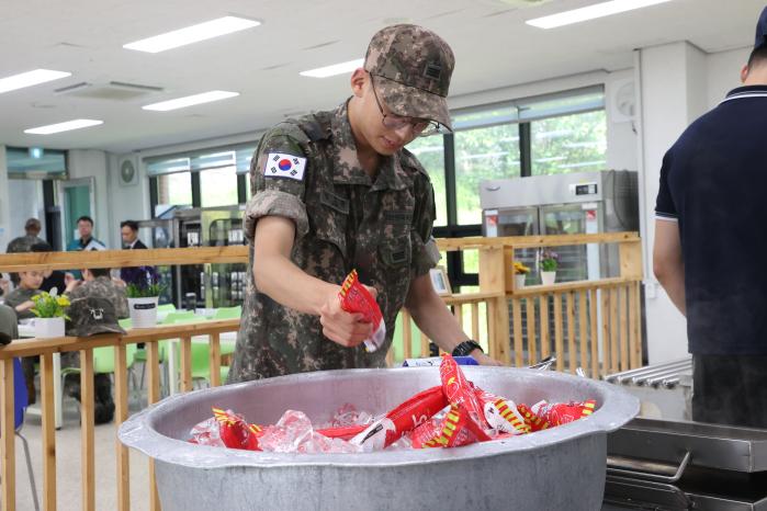 식사를 마친 장병이 아이스크림을 고르고 있다.