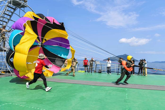 낙하산 부양 강하훈련(PARASAIL) 시범을 보이는 생환교관. 공군 제공