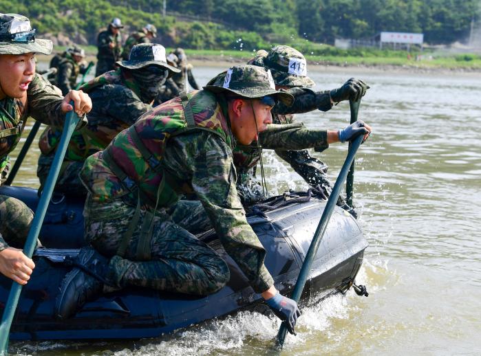 상륙기습기초훈련에 참가한 해병대 장병들이 IBS에 탑승해 해상 패들링 절차를 숙달하고 있다. 부대 제공