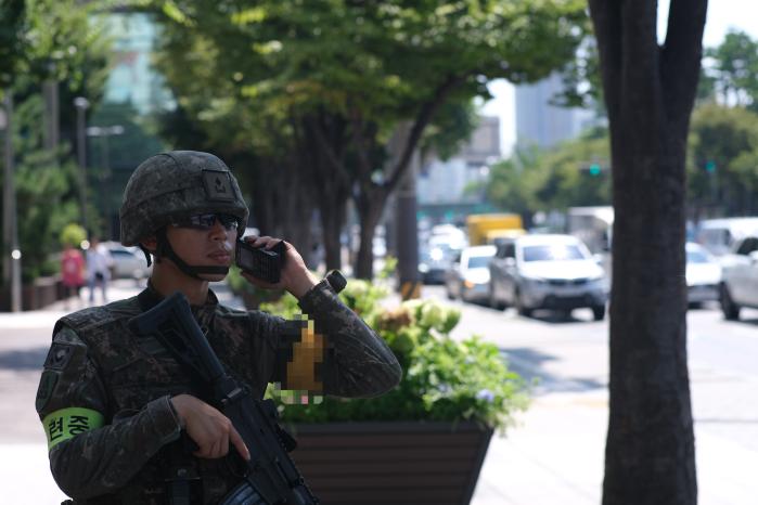 육군56보병사단 비룡여단 동대문구대대 장병이 용두역에 테러를 일으킨 용의자를 탐색하고 있다.