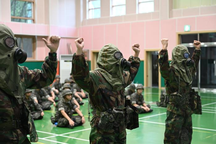 공군1미사일방어여단 장병들이 19일 ‘2024 을지 자유의 방패’와 연계한 ‘후반기 전투태세훈련’ 중 화생방 상황에 대비한 보호의·방독면 착용 훈련을 하고 있다. 사진 제공=임정원 일병