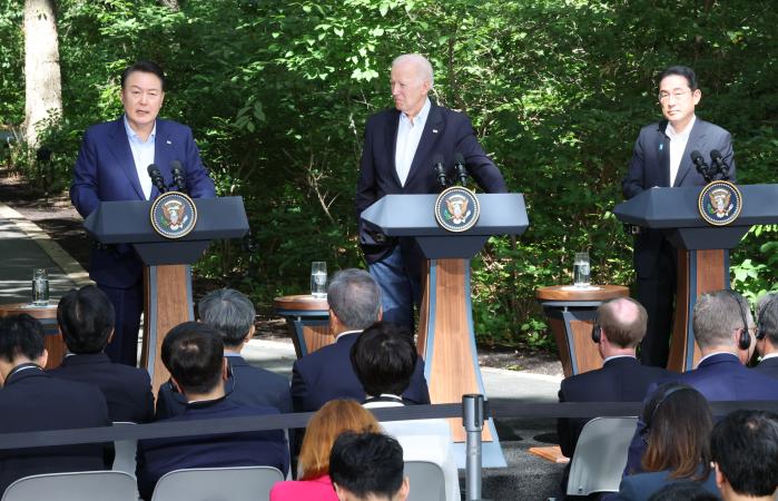 윤석열 대통령과 조 바이든 미국 대통령, 기시다 후미오 일본 총리(왼쪽부터)가 지난해 8월 18일 미국 캠프 데이비드에서 열린 한·미·일 정상회의를 마친 뒤 공동기자회견을 하는 모습. 연합뉴스