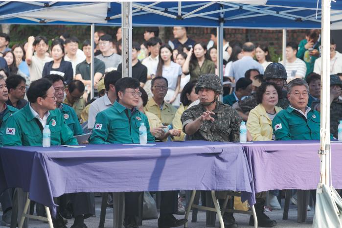 정유수(앞줄 왼쪽 둘째) 사단장 등 주요 관계자들이 훈련을 살펴보고 있다.