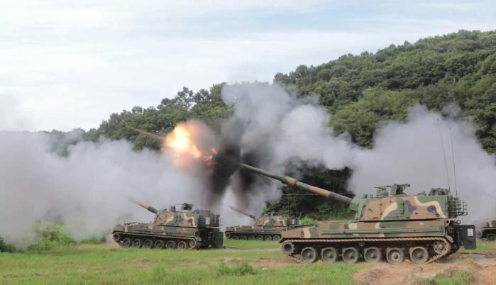 육군28보병사단이 20일 전개한 8·20 완전작전 상기 포탄사격훈련에서 예하 천둥포병여단 K9 자주포가 포탄을 발사하고 있다. 부대 제공