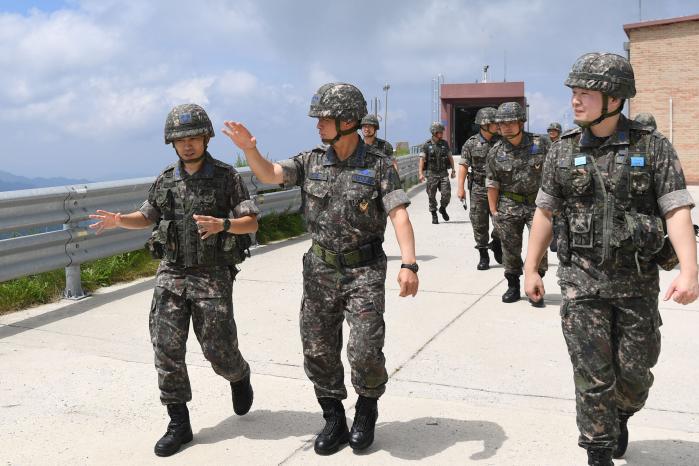 이영수(앞줄 가운데) 공군참모총장이 ‘2024 을지 자유의 방패’ 연습 이틀째인 20일 미사일방어부대를 찾아 군사대비태세를 점검하고 있다. 공군 제공